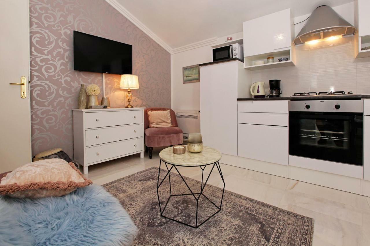 Apartment Ambroz Вела Лука Екстериор снимка