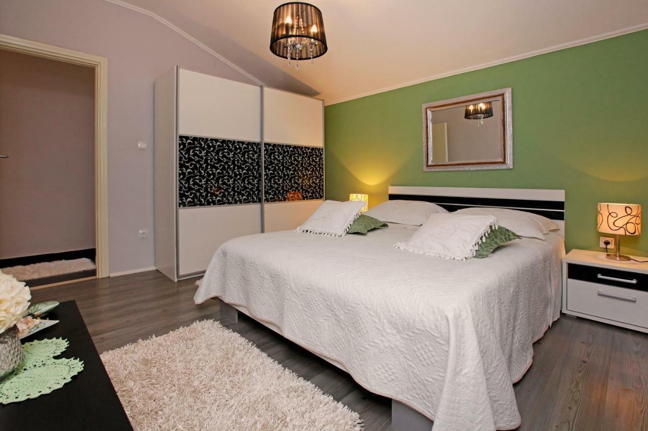 Apartment Ambroz Вела Лука Екстериор снимка